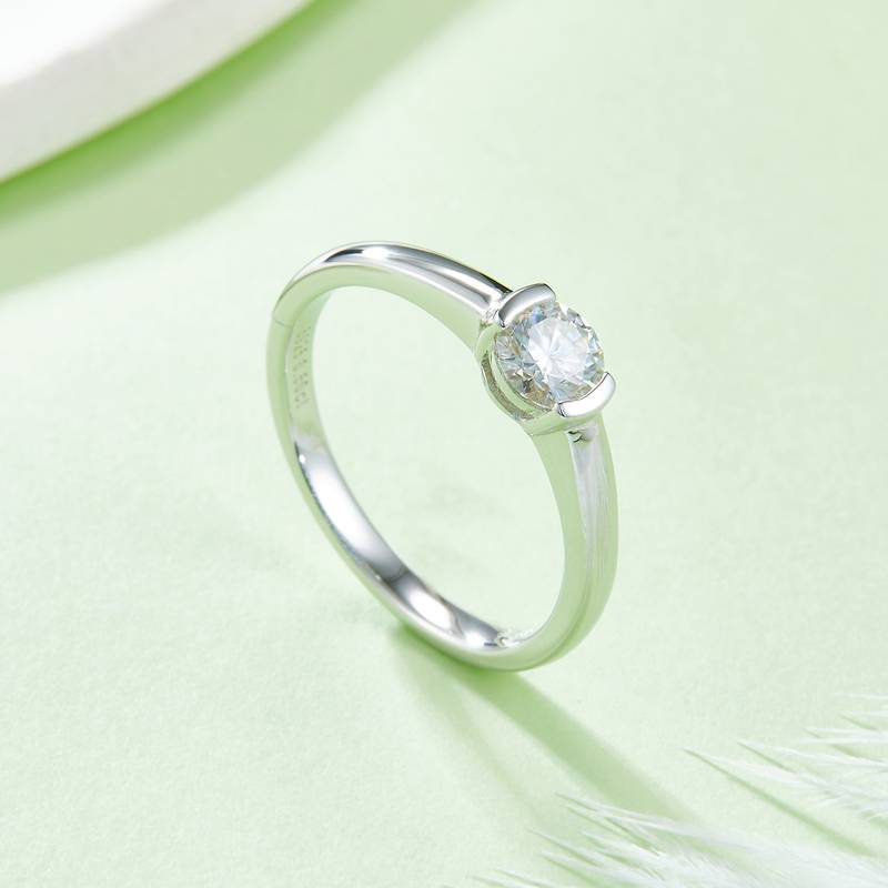 简约圆形S925银镀白金MoissaniteWomen's Ring0.5ctD级